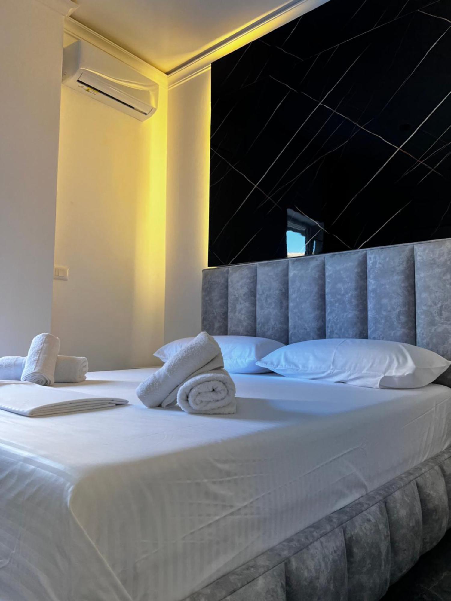 Noya Sr * Sarandë