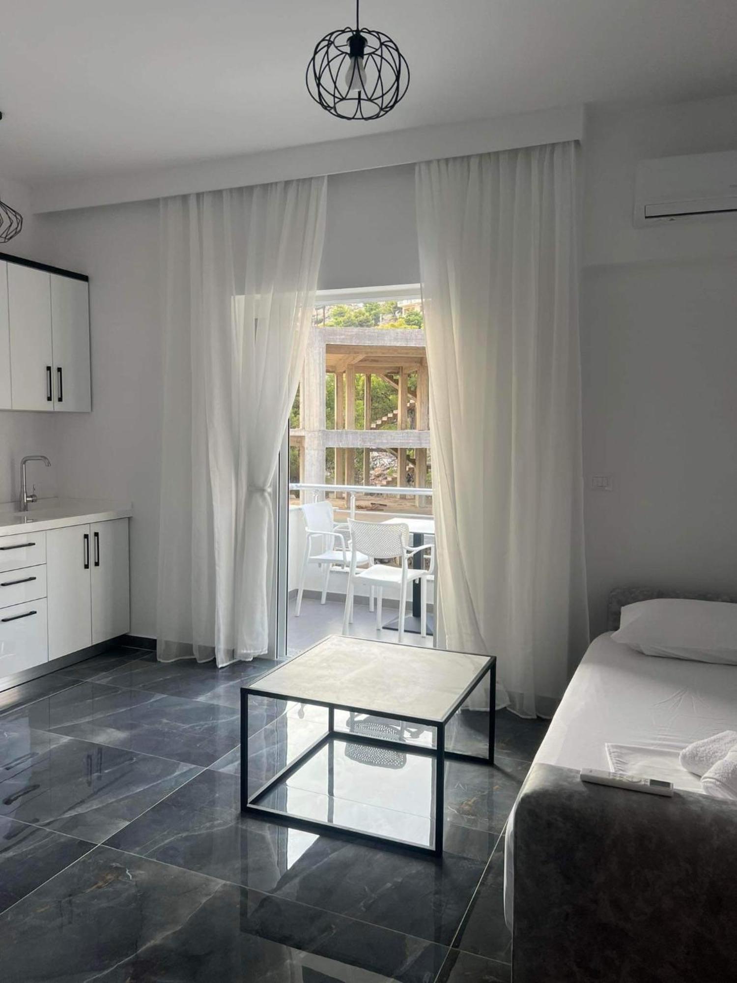 Noya Sr * Sarandë
